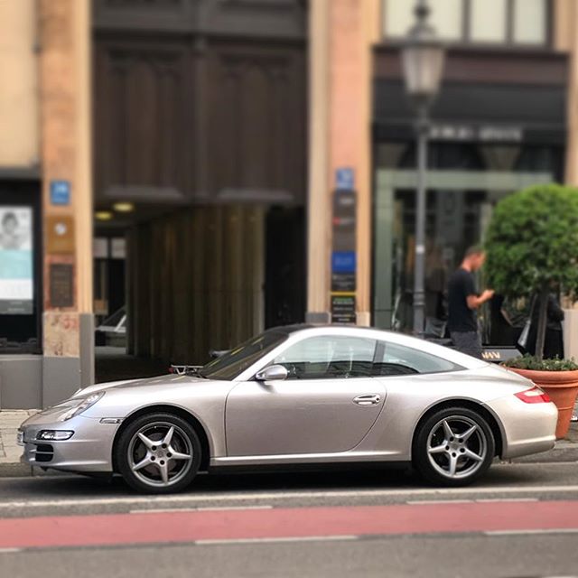 Silver Porsche 977